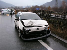 PKW Unfall A12, KM 86,5, 4 beteiligte Auto, 1 Person in Notlage