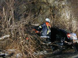 PKW Unfall, B177, KM 1,6, gegen Felswand geschleudert, Bergung, Fahrer geflüchtet