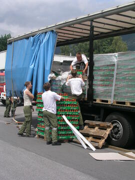 Umladen von Tomatenmarkflaschen auf B177, Beladung verrutscht, Hilfeleistung für SOS24