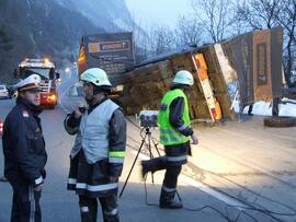 LKW Unfall am Zirlerberg, B177, KM 2,6, Anhänger mit Autoreifen umgestürzt, Ladung verloren, 2 PK...