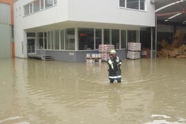 Hochwasser nach schweren Regenfällen in verschiedenen Ortsteilen von Zirl