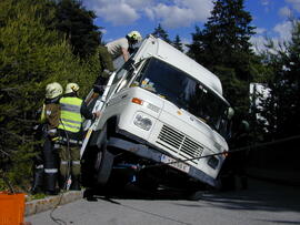 Klein-LKW droht im Bremsweg umzustürzen, B177, KM 4,3, Bergung