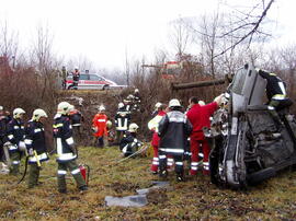 PKW Unfall A12, KM 92, PKW über Böschung, Lenkerin eingeklemmt, Personenbefreiung