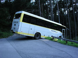 Postbus in Krankenhaus Hochzirl von Straße abgekommen