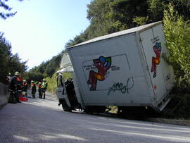 Klein-LKW droht im Bremsweg umzustürzen, B177, KM 4,3, Bergung