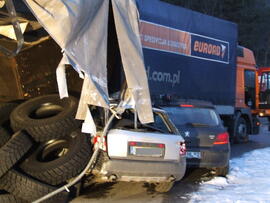 LKW Unfall am Zirlerberg, B177, KM 2,6, Anhänger mit Autoreifen umgestürzt, Ladung verloren, 2 PK...