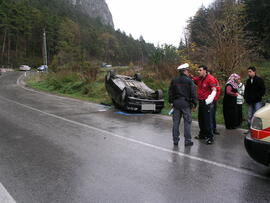 PKW Unfall, B171, KM 87,6, PKW geschleudert, am Dach liegen geblieben, 2 Verletzte