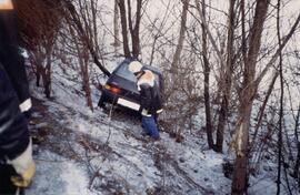 Glatteis auf A12, KM 95-98, mehrere PKW und Klein-LKW zusammengestoßen, über Böschung gestürzt
