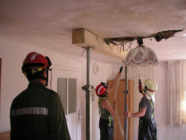 Wasserschaden in einer Wohnung in der Schöngasse, Sicherungsarbeiten