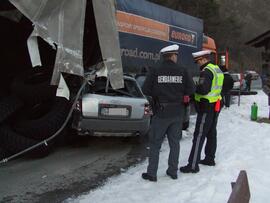 LKW Unfall am Zirlerberg, B177, KM 2,6, Anhänger mit Autoreifen umgestürzt, Ladung verloren, 2 PK...