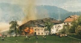 Brand eines Bauernhauses in Grinzens, der &quot;Feldelerhof&quot;, Ostermontag