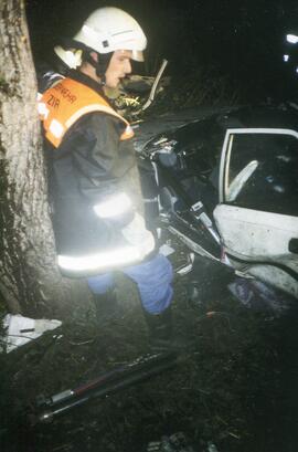 PKW Unfall, A12, KM  89,5, über Böschung und gegen Baum, 1 Toter