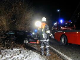 PKW Unfall, B177, KM 1,6, gegen Felswand geschleudert, Bergung, Fahrer geflüchtet