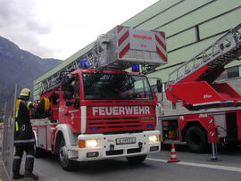 Brand Bäckerei M-Preis Zentrale Völs, Hilfeleistung, Dachluke geöffnet, Innenangriff