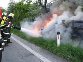 PKW Brand A12, KM 94,8, nach Kollision mit Baum, Höhe Rosenberger