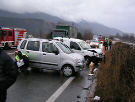 PKW Unfall A12, KM 86,5, 4 beteiligte Auto, 1 Person in Notlage