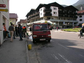 Defektes Fahrzeug am Dorfplatz