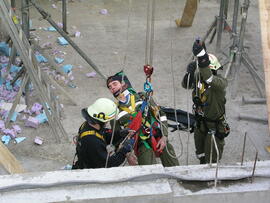 Seiltechnikübung auf der Baustelle des sZenzis/2006 04