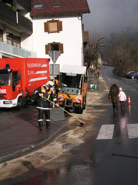 Ölspur in der Bühelstraße, Fragensteinweg, Defekt des Hydraulikschlauches des Streuwagens der Gem...