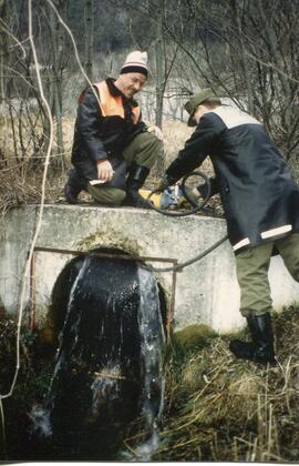 Gastank mit Wasser für TÜV-Prüfung füllen, Lieferasphalt