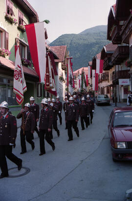 Fahnenweihe und Segnung des Kommandofahrzeuges 1993 06 06 fahnenw-34