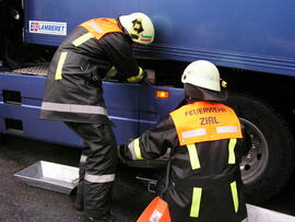 LKW Unfall B177, KM 2,4, LKW in der Steigung hängen geblieben, Fahrbahn mit Diesel verunreinigt