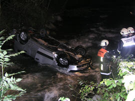 PKW Unfall L13, KM 5, Auto in Melach gestürzt, Bergung