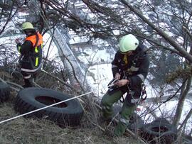 LKW Unfall am Zirlerberg, B177, KM 2,6, Anhänger mit Autoreifen umgestürzt, Ladung verloren, 2 PK...