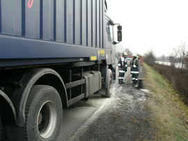 LKW Brand A12, KM 88,7, Nachlöscharbeiten nach Brand im Motorraum