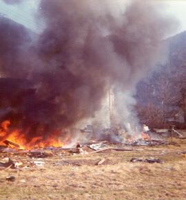 Brandeinsatz - Barackenteil wurden verbrannt, Feuer griff rasch um sicht - Meilstr. Rasinger