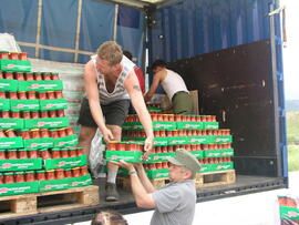 Umladen von Tomatenmarkflaschen auf B177, Beladung verrutscht, Hilfeleistung für SOS24