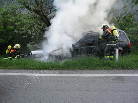 PKW Brand A12, KM 94,8, nach Kollision mit Baum, Höhe Rosenberger