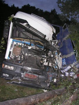 LKW Unfall B177, KM 4,2, Sattelzug umgestürzt, Fahrer eingeklemmt