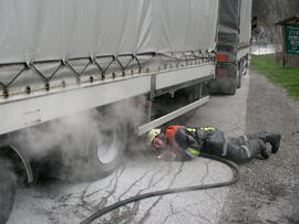 LKW mit überhitzten Bremsen, B177