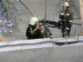 Seiltechnikübung auf der Baustelle des sZenzis/2006 04