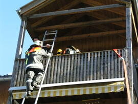 Balkonbrand im Äueleweg, Müll  und Asche im Karton am Balkon