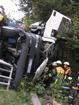 LKW Unfall B177, KM 4,2, Sattelzug umgestürzt, Fahrer eingeklemmt