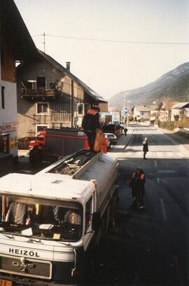 Heizöl von Tankwagen ausgetreten, Franz Plattner Str., Öl binden