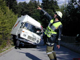 Klein-LKW droht im Bremsweg umzustürzen, B177, KM 4,3, Bergung