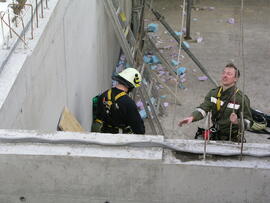 Seiltechnikübung auf der Baustelle des sZenzis/2006 04