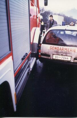 Glatteis auf A12, KM 95-98, mehrere PKW und Klein-LKW zusammengestoßen, über Böschung gestürzt