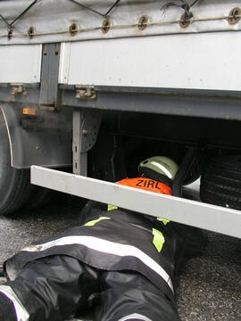 LKW mit überhitzten Bremsen, B177