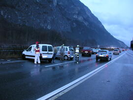 PKW Unfall A12, KM 86,5, 4 beteiligte Auto, 1 Person in Notlage