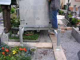 Hilfeleistung für Johann Sailer (vlg. Gloser Hans), Container im Friedhof eingebrochen