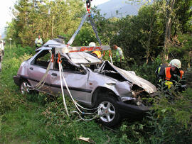 PKW Unfall A12, KM 97,5, Auto mit 5 Insassen über die Böschung, Bergungsarbeiten