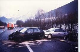 Glatteis auf A12, KM 95-98, mehrere PKW und Klein-LKW zusammengestoßen, über Böschung gestürzt