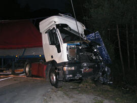 LKW Unfall B177, KM 4,2, Sattelzug umgestürzt, Fahrer eingeklemmt