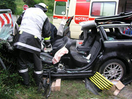 PKW Unfall B177, KM 1,2, PKW stoßt mit LKW der Fa