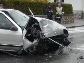 PKW Unfall. Schwabstraße - Kaiserstandweg, nach Reifenplatzer gegen Mauer gefahren, 3 Verletzte