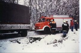 LKW Zug bergen auf dem Feldweg zum Schärmerhof in Inzing